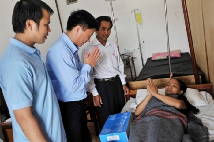 Tặng sữa cho bệnh nhân nghèo