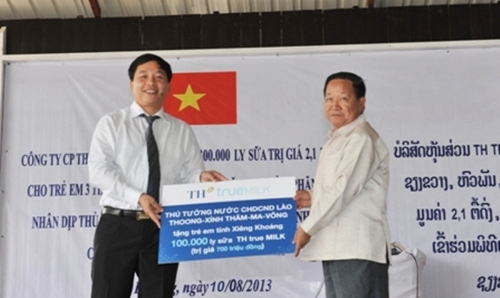 Đại diện sữa TH đến thăm và tặng quà cho bệnh nhân tại cơ sở y tế huyện Pẹc, tỉnh Xiêng Khoảng