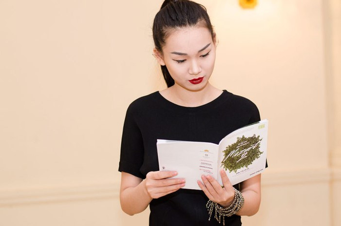 Diệu Hằng là người rất mê thời trang và nghiện ca nhạc... Diệu Hằng là người rất mê thời trang và nghiện ca nhạc...