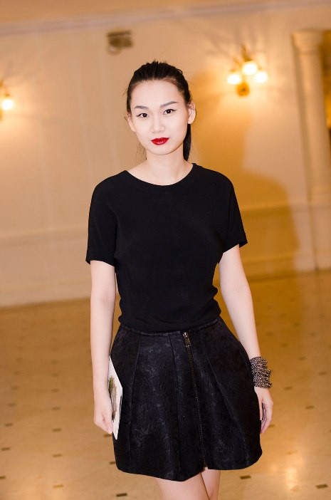 Với gương mặt cá tính và vóc dáng chuẩn, thời gian gần đây, người đẹp Tống Diệu Hằng luôn xuất hiện bởi gu thời trang màu đen nổi bật Với gương mặt cá tính và vóc dáng chuẩn, thời gian gần đây, người đẹp Tống Diệu Hằng luôn xuất hiện bởi gu thời trang màu đen nổi bật