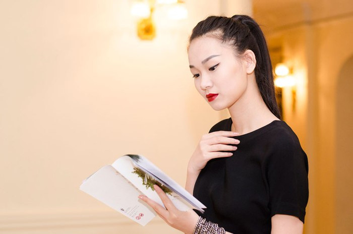 Thậm chí, khi ra nước ngoài, cô nàng thích thú việc đến nhà hát xem hòa nhạc hơn là la cà shopping. Thậm chí, khi ra nước ngoài, cô nàng thích thú việc đến nhà hát xem hòa nhạc hơn là la cà shopping.