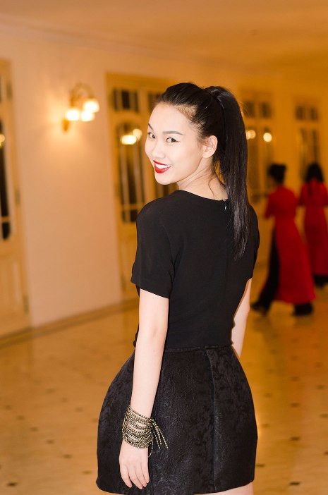 Cô tạo dáng chuyên nghiệp trước ống kính phóng viên Cô tạo dáng chuyên nghiệp trước ống kính phóng viên