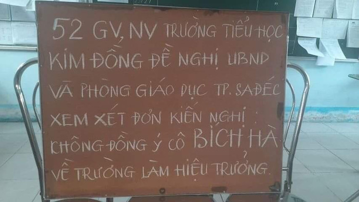 Các giáo viên trường Tiểu học Kim Đồng từng treo bảng phản đối bà Hà về làm hiệu trưởng.