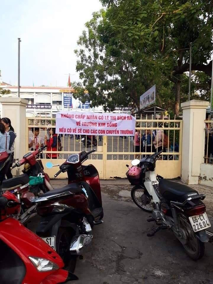Phụ huynh học sinh trường Tiểu học Kim Đồng từng treo băng rôn phản đối tân hiệu trưởng.