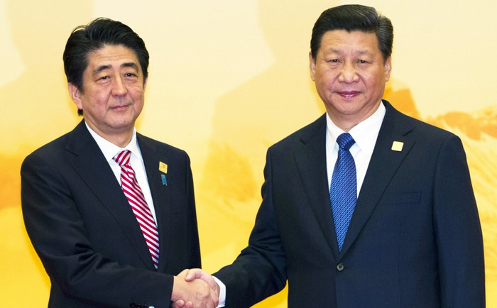 Ông Tập Cận Bình tiếp ông Shinzo Abe với vẻ mặt "lạnh như tiền". Ảnh: SCMP. Ông Tập Cận Bình tiếp ông Shinzo Abe với vẻ mặt "lạnh như tiền". Ảnh: SCMP.