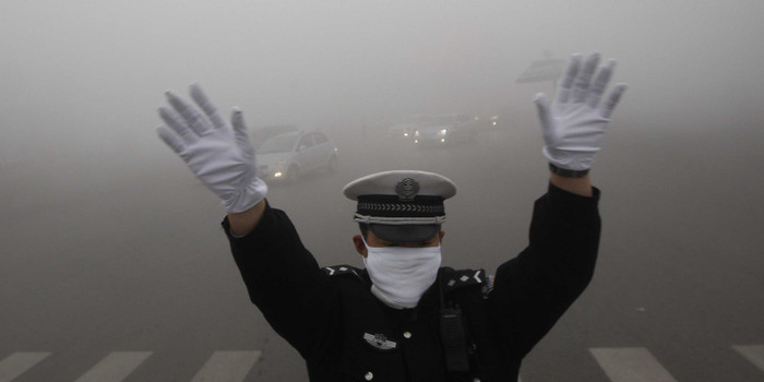 Một cảnh sát giao thông Bắc Kinh phải đeo khẩu trang làm việc vì không khí quá ô nhiễm. Một cảnh sát giao thông Bắc Kinh phải đeo khẩu trang làm việc vì không khí quá ô nhiễm.