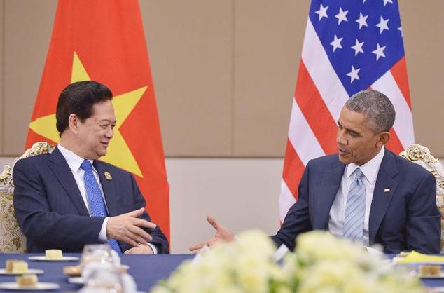 Thủ tướng Nguyễn Tấn Dũng và Tổng thống Mỹ Barack Obama bên lề hội nghị thượng đỉnh Đông Á tại Naypyidaw, Myanmar. Thủ tướng Nguyễn Tấn Dũng và Tổng thống Mỹ Barack Obama bên lề hội nghị thượng đỉnh Đông Á tại Naypyidaw, Myanmar.