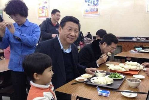 Ông Tập Cận Bình ăn trưa tại một nhà hàng bánh bao bình dân, thu hút sự chú ý đặc biệt của dư luận. Ông Tập Cận Bình ăn trưa tại một nhà hàng bánh bao bình dân, thu hút sự chú ý đặc biệt của dư luận.