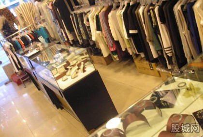 Cửa hàng quần áo Bắc Kinh được cho là treo biển cấm người Trung Quốc. Cửa hàng quần áo Bắc Kinh được cho là treo biển cấm người Trung Quốc.