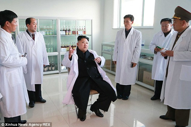 Nhà lãnh đạo Kim Jong-un đang ra chỉ thị cho các thuộc cấp. Ảnh: Tân Hoa Xã. Nhà lãnh đạo Kim Jong-un đang ra chỉ thị cho các thuộc cấp. Ảnh: Tân Hoa Xã.