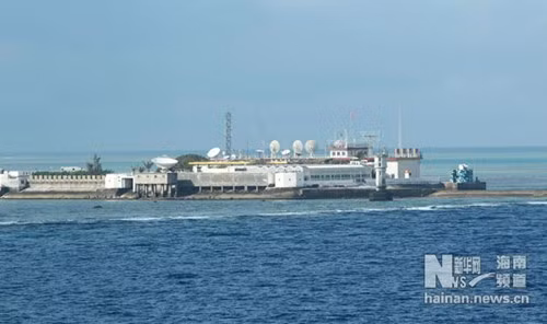 Công sự nhà nổi Trung Quốc xây dựng bất hợp pháp trên đá Chữ Thập sau khi xâm lược và chiếm đóng trái phép từ năm 1988. Nay Trung Quốc tiếp tục cải tạo bất hợp pháp, biến bãi đá này thành đảo nhân tạo và đặt căn cứ quân sự tại đây. Công sự nhà nổi Trung Quốc xây dựng bất hợp pháp trên đá Chữ Thập sau khi xâm lược và chiếm đóng trái phép từ năm 1988. Nay Trung Quốc tiếp tục cải tạo bất hợp pháp, biến bãi đá này thành đảo nhân tạo và đặt căn cứ quân sự tại đây.