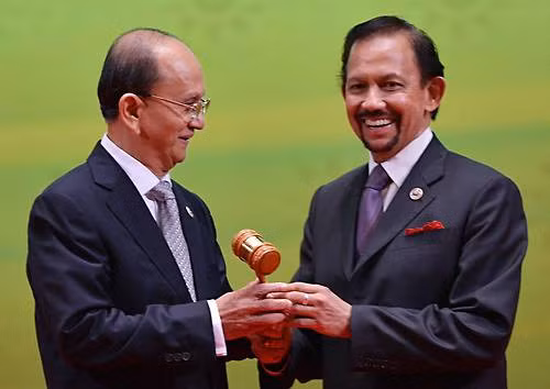 Tổng thống Myanmar Thein Sein tiếp nhận ghế Chủ tịch luân phiên ASEAN từ Quốc vương Brunei đầu năm 2014.