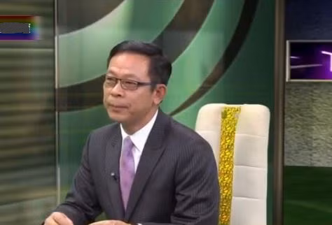 Đỗ Bình bình luận trên đài Phượng Hoàng, Hồng Kông.