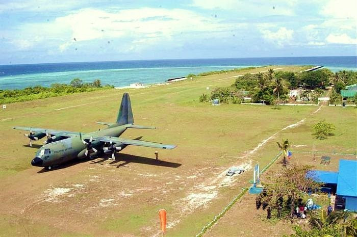 Sân bay quân sự bất hợp pháp của Philippines trên đảo Thị Tứ. Sân bay quân sự bất hợp pháp của Philippines trên đảo Thị Tứ.