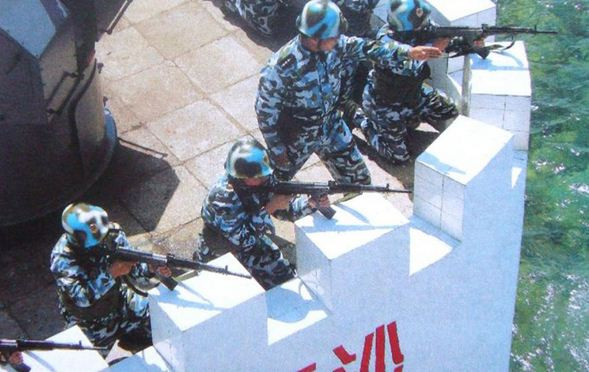 Khoảng 200 lính Trung Quốc đang đồn trú phi pháp trên đá Chữ Thập thuộc quần đảo Trường Sa của Việt Nam từ khi xâm lược và chiếm đóng trái phép năm 1988. Khoảng 200 lính Trung Quốc đang đồn trú phi pháp trên đá Chữ Thập thuộc quần đảo Trường Sa của Việt Nam từ khi xâm lược và chiếm đóng trái phép năm 1988.