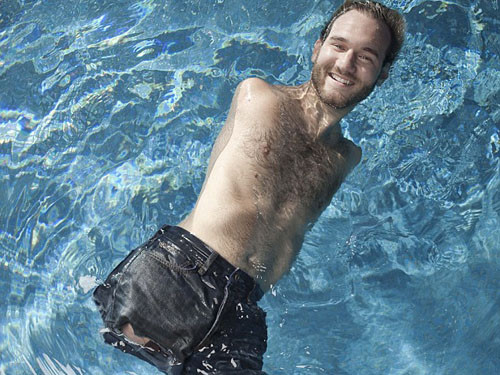 Không tay, không chân nhưng Nick vẫn có thể lướt sóng, bơi lội, chơi bóng... Không tay, không chân nhưng Nick vẫn có thể lướt sóng, bơi lội, chơi bóng...