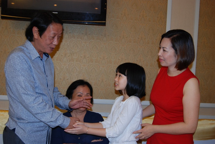 Ông Trần Khang Thụy bày tỏ niềm vui gặp gỡ cùng bé Ánh Dương và cô giáo Nguyệt Anh. Ảnh: Quyên Quyên Ông Trần Khang Thụy bày tỏ niềm vui gặp gỡ cùng bé Ánh Dương và cô giáo Nguyệt Anh. Ảnh: Quyên Quyên