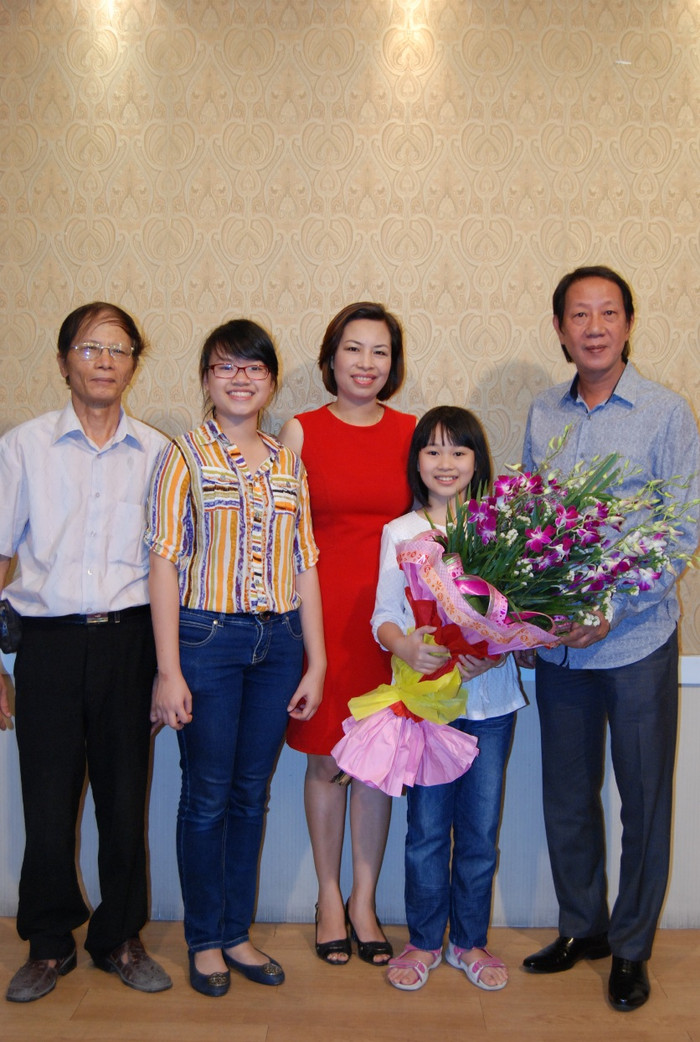 Từ trái qua: Thầy Hoàng Dân, bé Hồng Liên, cô Nguyệt Anh, bé Ánh Dương, và ông Trần Khang Thụy. Ảnh: Quyên Quyên Từ trái qua: Thầy Hoàng Dân, bé Hồng Liên, cô Nguyệt Anh, bé Ánh Dương, và ông Trần Khang Thụy. Ảnh: Quyên Quyên