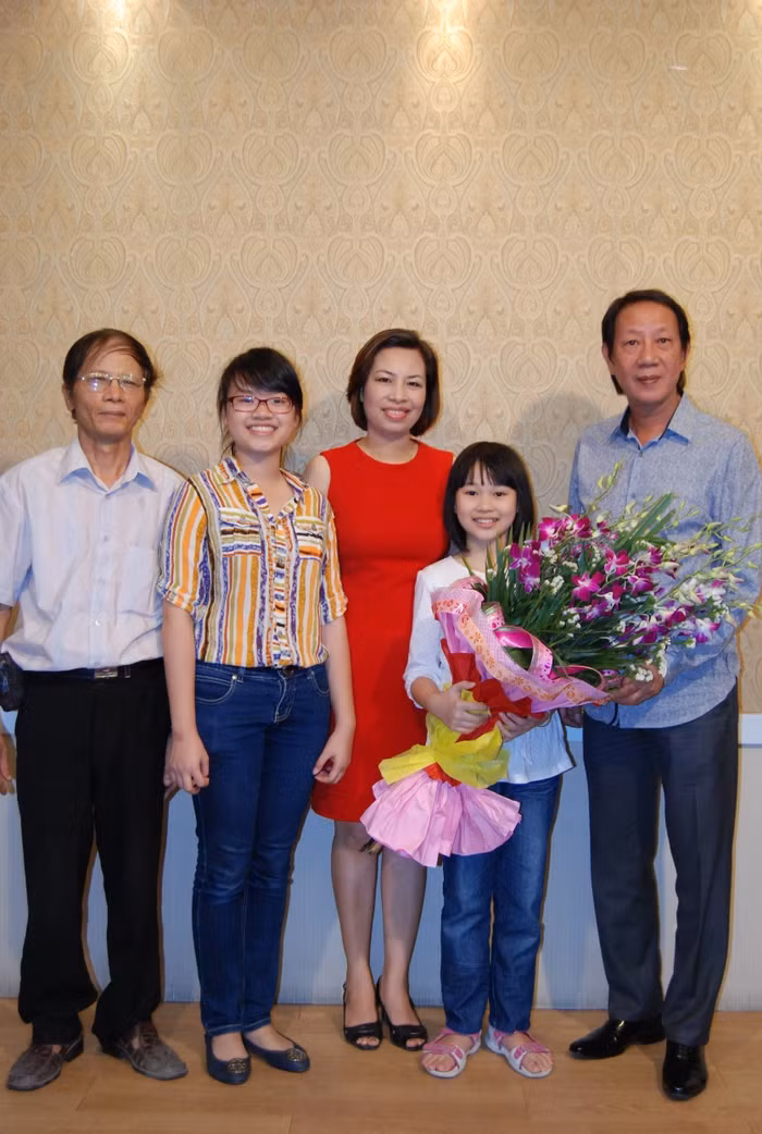 Từ trái qua: Thầy Hoàng Dân, bé Hồng Liên, cô Nguyệt Anh, bé Ánh Dương, và ông Trần Khang Thụy. Ảnh: Quyên Quyên