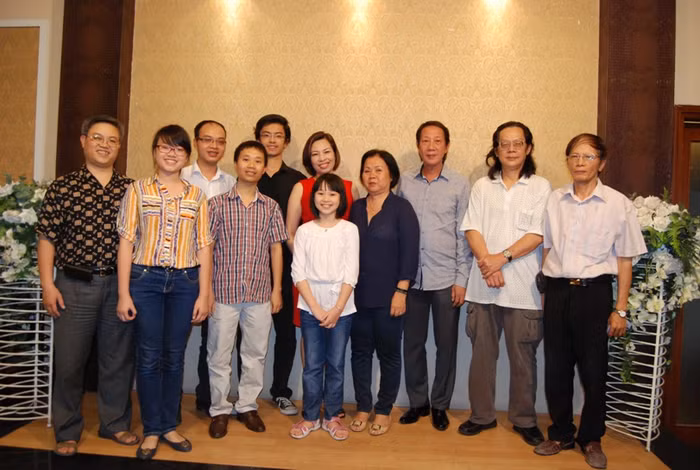 Cô giáo Nguyệt Anh (áo đỏ) và bé Ánh Dương ở giữa. Liền kề bên phải: vợ chồng ông Trần Khang Thụy, nghệ sĩ Nguyễn Quang Bình, thầy Hoàng Dân. Liền kề bên trái: anh Đạt bố Ánh Dương (hàng trên), cháu Nguyễn Đan Dương (hàng dưới), cháu Nguyễn Hồng Liên, anh Nguyễn Đan Tâm, và phóng viên Giáo dục Việt Nam. Ảnh: Quyên Quyên