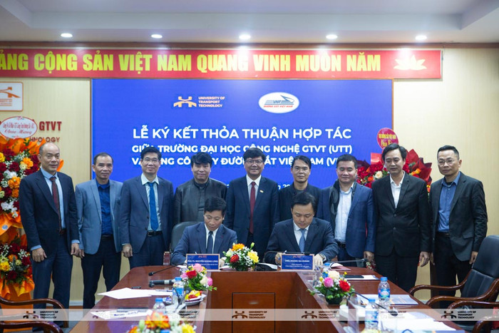 Đại diện lãnh đạo hai đơn vị ký thỏa thuận hợp tác. Đại diện lãnh đạo hai đơn vị ký thỏa thuận hợp tác.