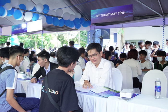 Năm 2025, Trường Đại học Bách khoa - Đại học Quốc gia Thành phố Hồ Chí Minh dự kiến tuyển sinh 40 ngành (hơn 60 chuyên ngành) với tổng chỉ tiêu 5.550 sinh viên. Ảnh: HCMUT BK-TVTS .JPG