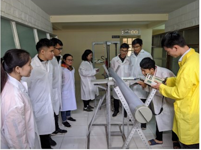 Sinh viên Đại học Bách khoa Hà Nội thực tập tại Lò phản ứng Hạt nhân Đà Lạt. Ảnh: HUST