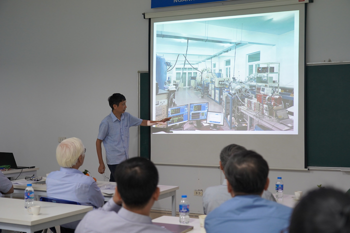 Tiến sĩ Nguyễn Thế Nghĩa (Khoa Vật lý, Trường Đại học Khoa học tự nhiên - Đại học Quốc gia Hà Nội) đang thuyết trình về Máy gia tốc Pelletron và ứng dụng. Ảnh: Trường Đại học Khoa học tự nhiên - Đại học Quốc gia Hà Nội)