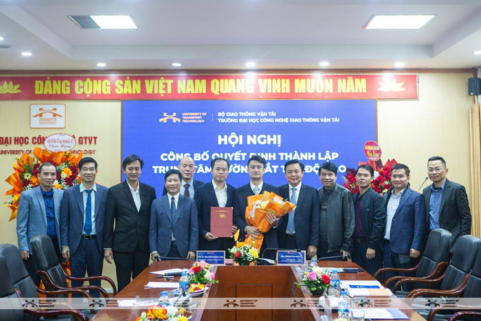 Đại diện lãnh đạo Trường Đại học Công nghệ Giao thông vận tải trao Quyết định và tặng hoa chúc mừng Trung tâm Đường sắt tốc độ cao. Đại diện lãnh đạo Trường Đại học Công nghệ Giao thông vận tải trao Quyết định và tặng hoa chúc mừng Trung tâm Đường sắt tốc độ cao.