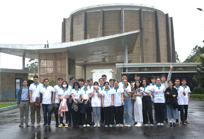 Sinh viên Trường Đại học Khoa học tự nhiên – Đại học Quốc gia Thành phố Hồ Chí Minh thực tập tại Viện Nghiên cứu hạt nhân (tháng 7/2023). Ảnh: Trường Đại học Khoa học tự nhiên – Đại học Quốc gia Thành phố Hồ Chí Minh