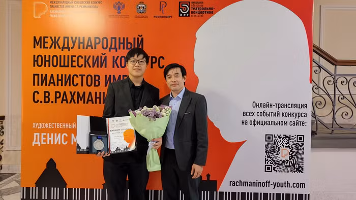 Nguyễn Đức Kiên trong ngày nhận Bằng khen (Diploma) cuộc thi Piano Thanh niên Quốc tế Rachmanioff ở Veliky Novgorod, Nga năm 2023. Bên cạnh em là PGS.TS Nguyễn Huy Phương- người có hơn 20 năm miệt mài cống hiến cho sự nghiệp giảng dạy piano tại khoa Piano, Học viện Âm nhạc Quốc gia Việt Nam.