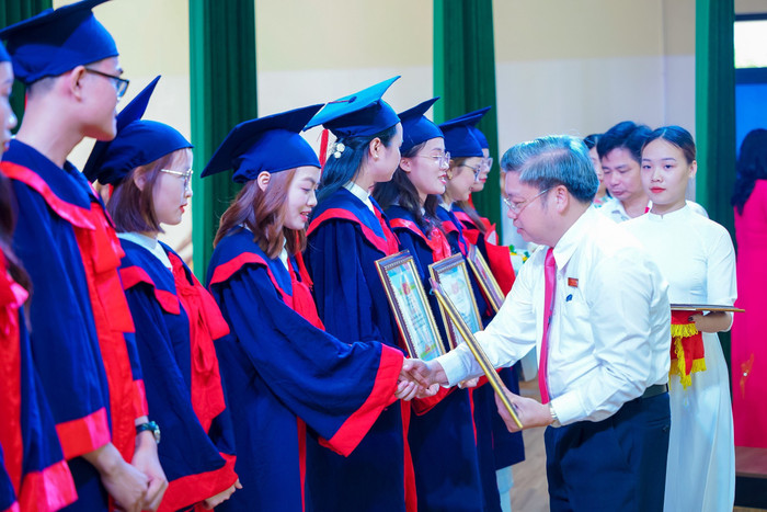 Phó giáo sư, Tiến sĩ Bùi Văn Dũng – Hiệu trưởng Trường Đại học Hồng Đức trao giấy khen cho các em sinh viên tốt nghiệp xuất sắc, tháng 6/2023. Ảnh: HDU Phó giáo sư, Tiến sĩ Bùi Văn Dũng – Hiệu trưởng Trường Đại học Hồng Đức trao giấy khen cho các em sinh viên tốt nghiệp xuất sắc, tháng 6/2023. Ảnh: HDU