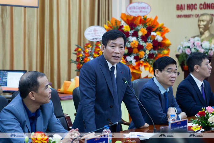 Phó giáo sư, Tiến sĩ Nguyễn Hoàng Long- Hiệu trưởng Trường Công nghệ Giao thông vận tải phát biểu tại chương trình. Phó giáo sư, Tiến sĩ Nguyễn Hoàng Long- Hiệu trưởng Trường Công nghệ Giao thông vận tải phát biểu tại chương trình.