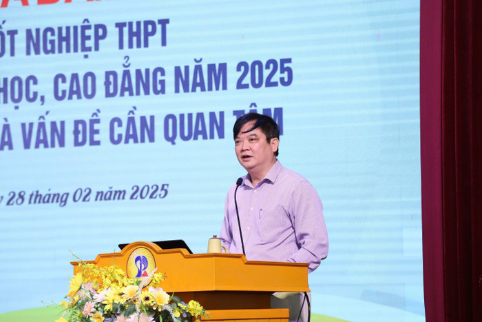 Ông Nguyễn Mạnh Hùng - Chuyên viên Vụ Giáo dục Đại học, Bộ Giáo dục và Đào tạo trình bày tham luận tại tọa đàm. Ảnh: UED 1fe970646bd2d58c8cc3.jpg