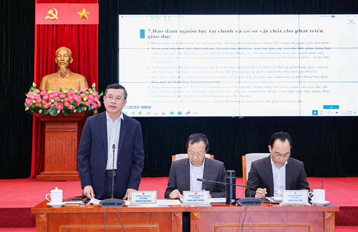 Thứ trưởng Nguyễn Văn Phúc, Thứ trưởng Phạm Ngọc Thưởng và Thứ trưởng Hoàng Minh Sơn chủ trì hội nghị. Ảnh: MOET Thứ trưởng Nguyễn Văn Phúc, Thứ trưởng Phạm Ngọc Thưởng và Thứ trưởng Hoàng Minh Sơn chủ trì hội nghị. Ảnh: MOET