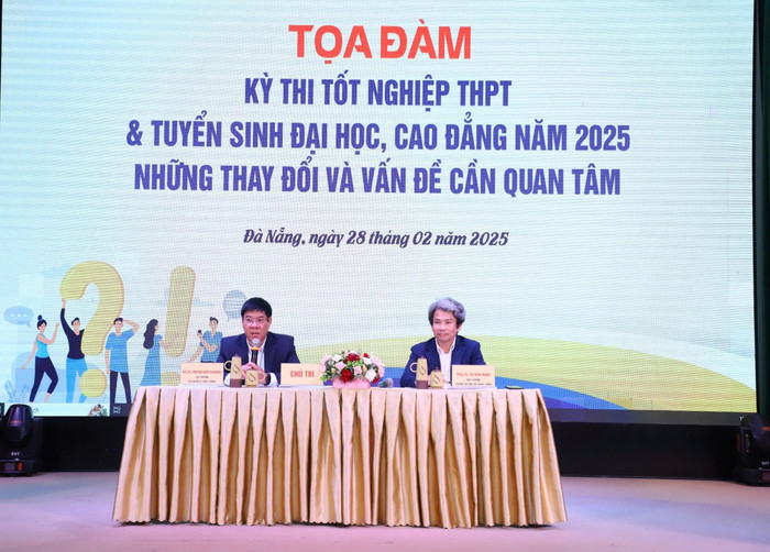 Giáo sư, Tiến sĩ Huỳnh Văn Chương - Cục trưởng Cục Quản lý chất lượng, Bộ Giáo dục và Đào tạo và Phó Giáo sư, Tiến sĩ Võ Văn Minh - Hiệu trưởng Trường Đại học Sư phạm - Đại học Đà Nẵng chủ trì tọa đàm. Ảnh: UED e890fc01c4b07aee23a1.jpg