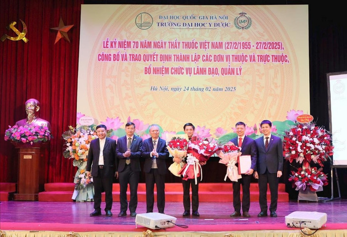 Lãnh đạo Đại học Quốc gia Hà Nội trao quyết định bổ nhiệm 2 Phó Hiệu trưởng Trường Đại học Y Dược, Đại học Quốc gia Hà Nội. Ảnh: NTCC