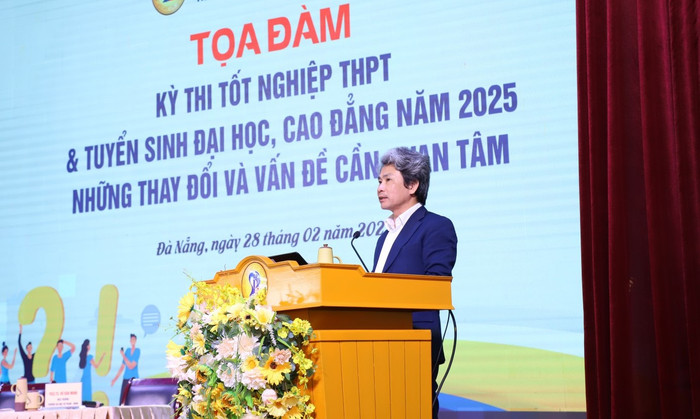 Phó Giáo sư, Tiến sĩ Võ Văn Minh - Hiệu trưởng Trường Đại học Sư phạm - Đại học Đà Nẵng phát biểu khai mạc tọa đàm. Ảnh: UED img_0938_3.jpg