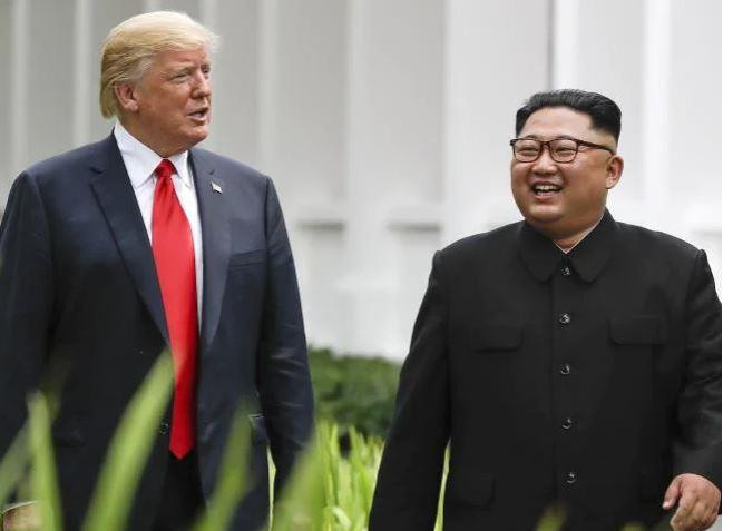 Tổng thống Donald Trump và Chủ tịch Triều Tiên Kim Jong-un trong cuộc gặp thượng đỉnh lần 1 tại Singapore ngày 12/6/2018, ảnh: AP. Tổng thống Donald Trump và Chủ tịch Triều Tiên Kim Jong-un trong cuộc gặp thượng đỉnh lần 1 tại Singapore ngày 12/6/2018, ảnh: AP.