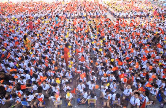 Sĩ số quá đông lấy đâu ra chất lượng, nếu mỗi thầy cô không phải là một "lò dạy thêm"? Ảnh minh họa: fr.dangcongsan.vn.