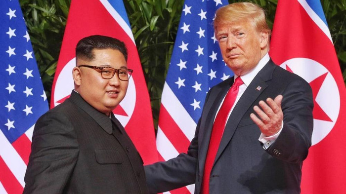 Chủ tịch Cộng hòa Dân chủ nhân dân Triều Tiên Kim Jong-un và Tổng thống Hợp chúng quốc Hoa Kỳ Donald Trump trong hội nghị thượng đỉnh lần thứ nhất tháng Sáu 2018, ảnh: AP. Chủ tịch Cộng hòa Dân chủ nhân dân Triều Tiên Kim Jong-un và Tổng thống Hợp chúng quốc Hoa Kỳ Donald Trump trong hội nghị thượng đỉnh lần thứ nhất tháng Sáu 2018, ảnh: AP.