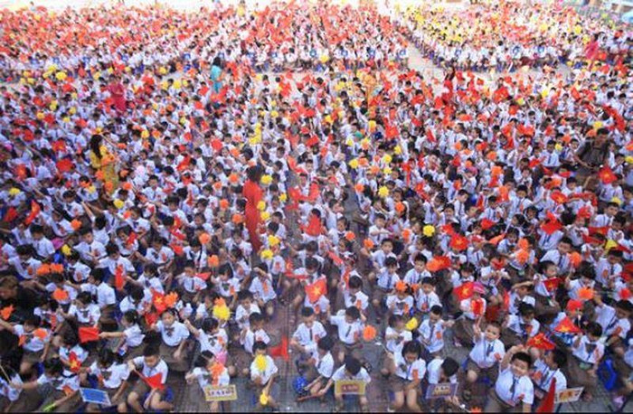 Sĩ số quá đông lấy đâu ra chất lượng, nếu mỗi thầy cô không phải là một "lò dạy thêm"? Ảnh minh họa: fr.dangcongsan.vn. Sĩ số quá đông lấy đâu ra chất lượng, nếu mỗi thầy cô không phải là một "lò dạy thêm"? Ảnh minh họa: fr.dangcongsan.vn.