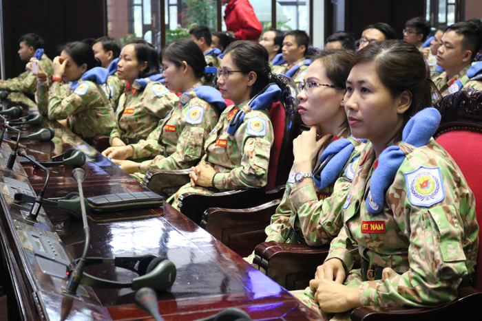 Cán bộ, nhân viên Bệnh viện dã chiến cấp 2 số 2 tham dự buổi lể. Ảnh: T.Vương Cán bộ, nhân viên Bệnh viện dã chiến cấp 2 số 2 tham dự buổi lể. Ảnh: T.Vương