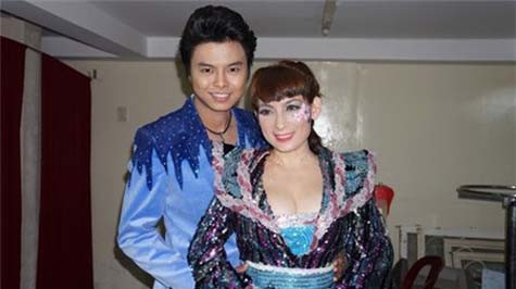 Nhưng khi xuất hiện trên sân khấu liveshow của chính mình tại một phòng trà tháng 4 năm nay, nhiều người đã phải ngỡ ngàng, đặc biệt với bộ trang phục không giấu nổi vòng một quá khổ của Phi Nhung.