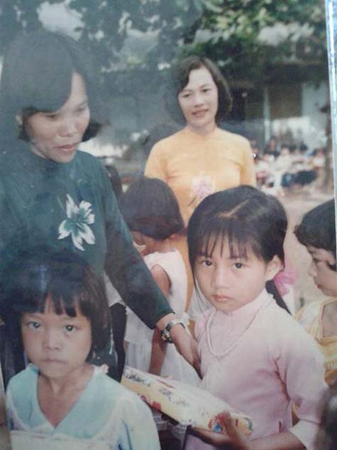 Thủy Tiên đi lĩnh thưởng năm học lớp 1