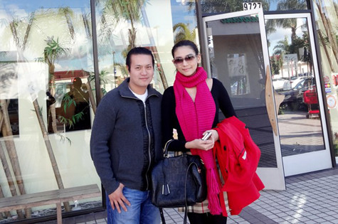 Siêu mẫu Hoàng Yến và ông bầu Minh Chánh trong bức hình chụp chung Siêu mẫu Hoàng Yến và ông bầu Minh Chánh trong bức hình chụp chung