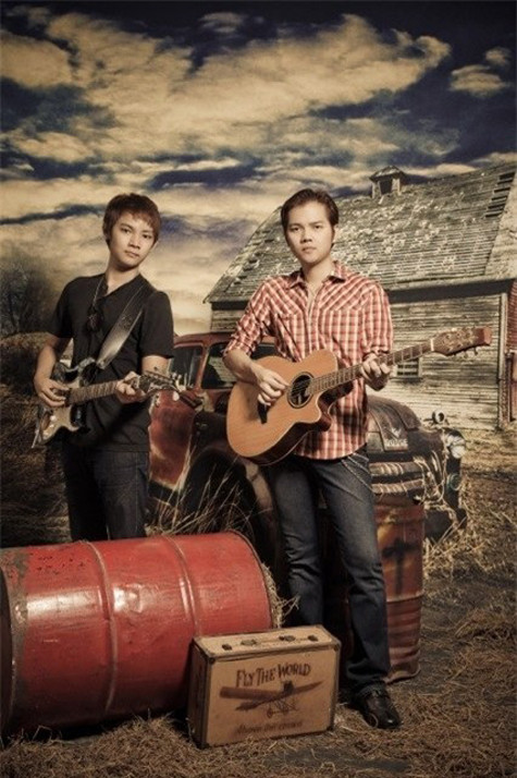 Hai con trai của Bảo Yến - Quốc Dũng xuất hiện trong đêm "Thư tình cuối mùa thu" của mẹ tại phòng trà Nam Quang TP HCM, tối 29/11. Hai con trai của Bảo Yến - Quốc Dũng xuất hiện trong đêm "Thư tình cuối mùa thu" của mẹ tại phòng trà Nam Quang TP HCM, tối 29/11.