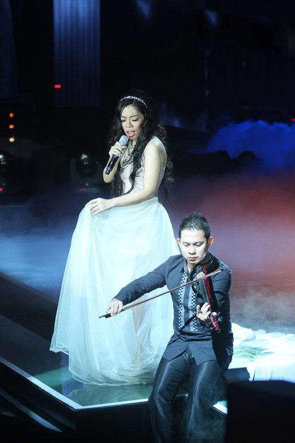 Hà Linh trong livehow 7 của Giọng Hát Việt 2013 Hà Linh trong livehow 7 của Giọng Hát Việt 2013