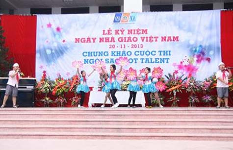 Màn song ca "Khăn quàng thắm mãi vai em" của 2 anh em Hoàng Lý Tuấn Long và Hoàng Lý Bảo Long lớp 3A1 đạt giải khuyến khích