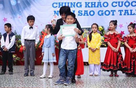 Nhà giáo Phạm Bích Ngà vui mừng trao giấy khen và cúp quán quân cho Vũ Đức Duy